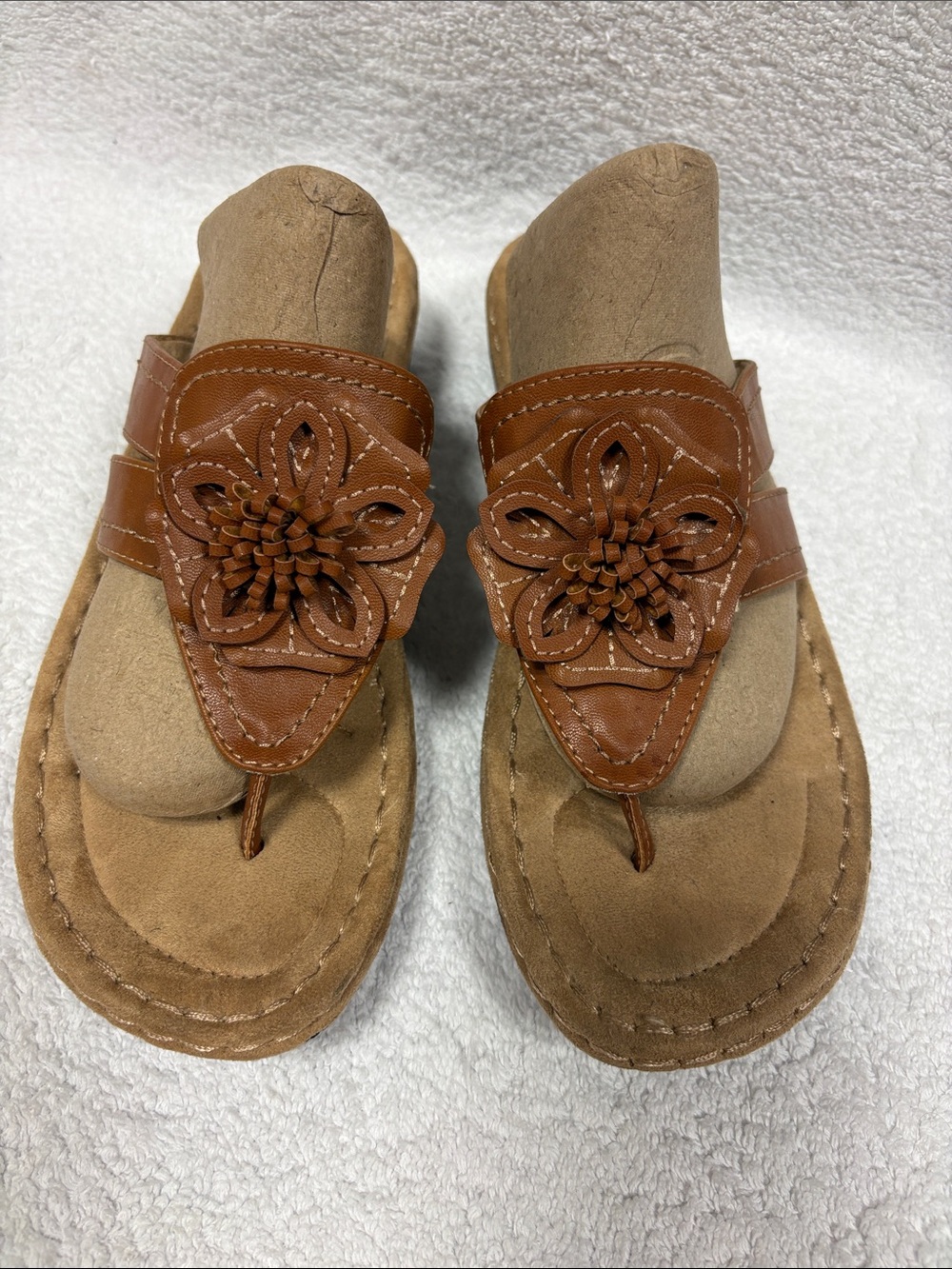 Cliffs white mountain carnation Brown Floral Leather Thong Sandals size 9